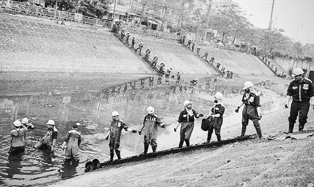 Công ty TNHH MTV Thoát nước Hà Nội ra quân nạo vét, khơi thông dòng chảy sông Tô Lịch.