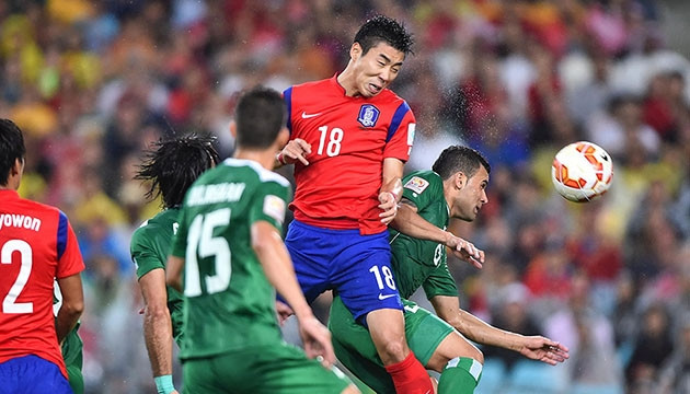 Số 18 của Hàn Quốc, Lee Jung-hyub, đánh đầu ghi bàn mở tỷ số trận đấu. (ảnh: Asian Cup 2015)