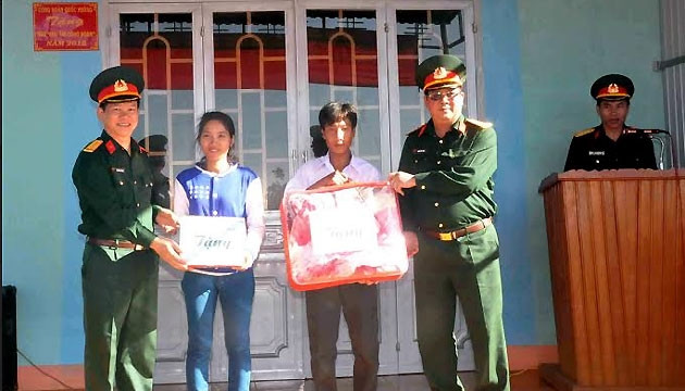Trao nhà đoàn kết cho người nghèo vùng biên