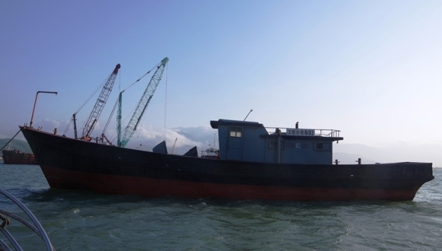 Chiếc tàu vỏ sắt vô chủ được kéo về cảng Chân Mây để điều tra làm rõ.