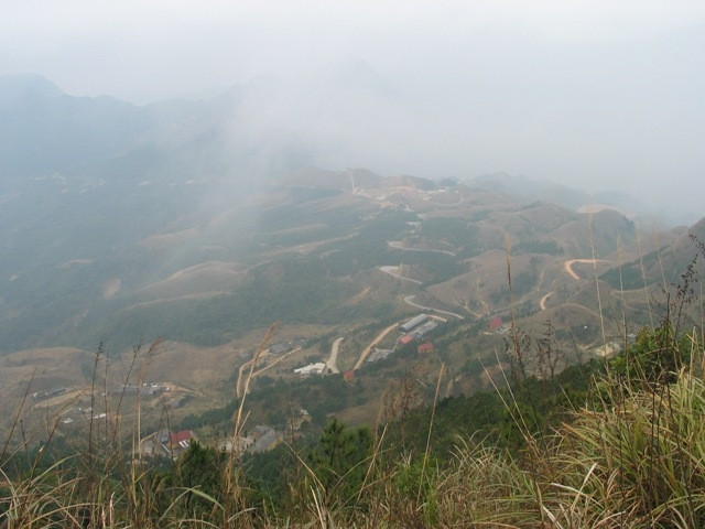 Toàn cảnh khu du lịch Mẫu Sơn, đang chìm trong giá lạnh (Ảnh: Hùng Tráng).