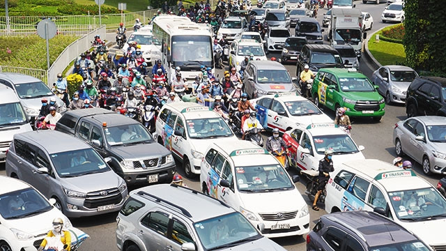 Hạ tầng giao thông quá tải và phát triển chưa tương xứng là nguyên nhân khiến cảnh kẹt xe thường xuyên xảy ra.