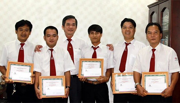 Ông Huỳnh Văn Sĩ - Phó Tổng Giám đốc Vinasun Corp. trao giấy khen cho năm lái xe.