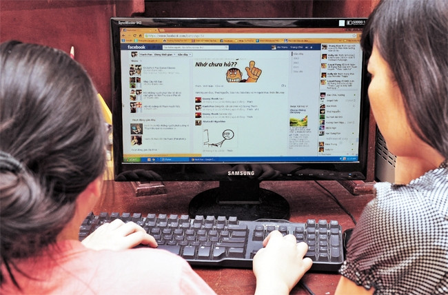 Mạng xã hội là công cụ để một số người lợi dụng lan truyền thông tin đồn thổi. Ảnh | Trần Thanh