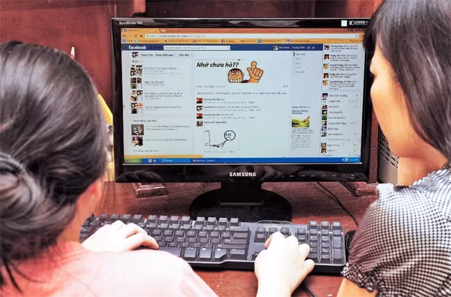 Mạng xã hội là công cụ để một số người lợi dụng lan truyền thông tin đồn thổi. Ảnh | Trần Thanh