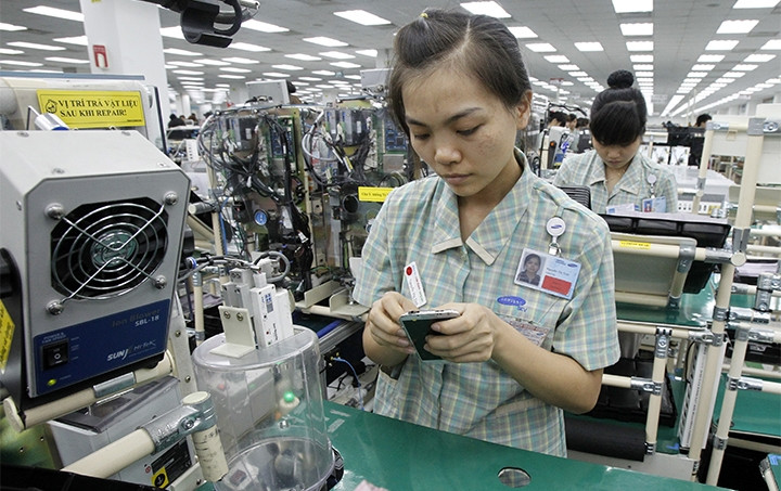 Lắp ráp linh kiện điện tử tại Công ty Samsung Việt Nam (Khu công nghiệp Yên Phong, tỉnh Bắc Ninh).