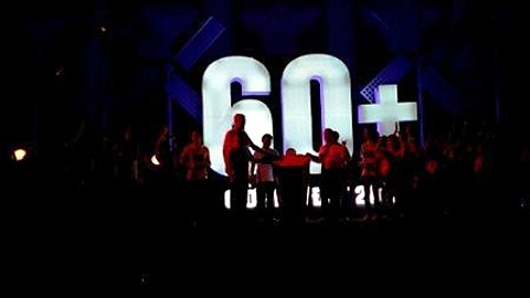 Tắt đèn trên sân khấu trước Nhà hát Lớn sau khi bấm nút.