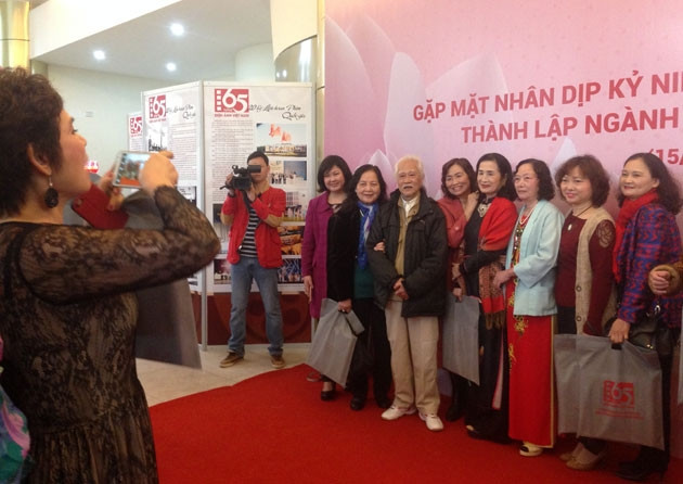 Các nghệ sĩ nhiều thế hệ gặp gỡ, hàn huyên trong buổi lễ kỷ niệm.