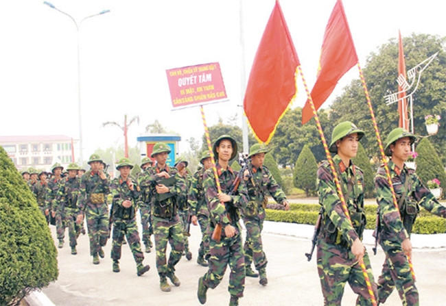 Bộ đội Sư đoàn 316 hành quân ra thao trường.