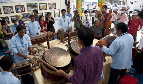 Biểu diễn nhạc ngũ âm trong lễ hội truyền thống dân tộc Khmer Nam Bộ.