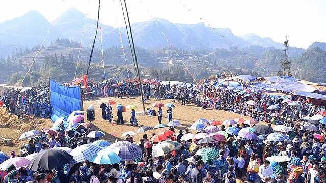 Lên Pha Long vui hội Gầu Tào đầu xuân