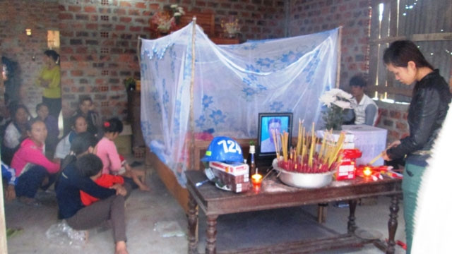 Bà con trong thôn đến chia buồn với gia đình nạn nhân Nguyễn Văn Lịch.