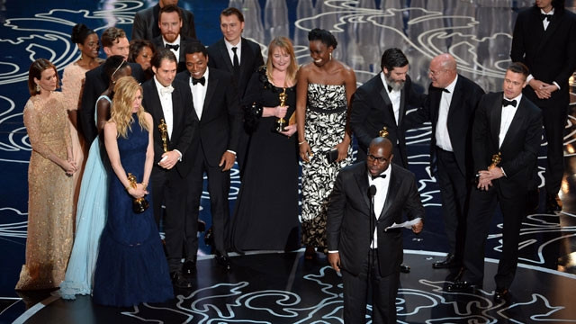 Đoàn làm phim 12 years a slave trên bục nhận giải.