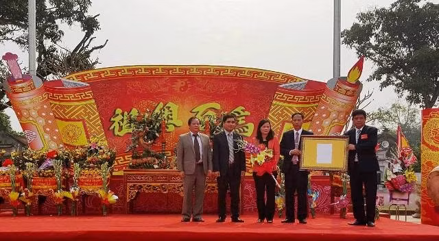 Lễ đón quyết định công nhận Bảo vật quốc gia cho bức phù điêu Lạc Long Quân và các nhân vật thời Hùng Vương.