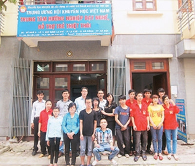 Lãnh đạo, học sinh Trung tâm Hướng nghiệp, dạy nghề, hỗ trợ trẻ thiệt thòi chụp ảnh cùng một đoàn công tác từ thiện.