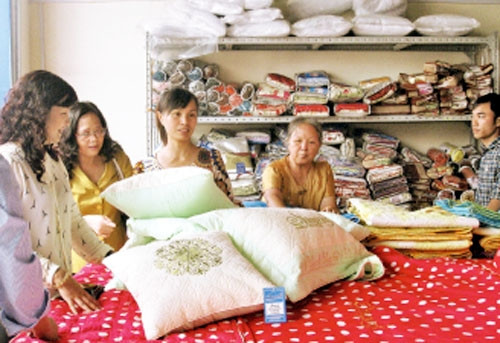 Sản phẩm chăn đệm Trát Cầu chất lượng được nâng cao nhưng chưa tự tin để gắn nhãn của làng nghề.