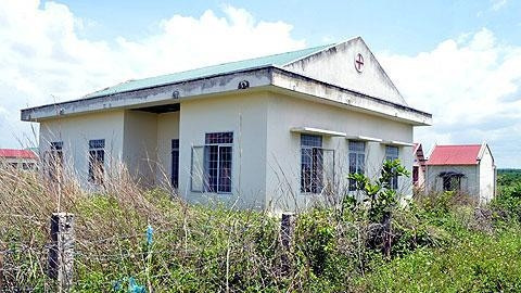 Trạm y tế trong khu TĐC Thủy điện Sê-rê-pốc 3, ở thôn Nam Tiến, xã Ea Pô, huyện Cư Giút bị bỏ hoang gần 5 năm nay.