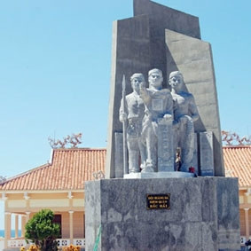 Tượng đài hải Ðội hùng binh Hoàng Sa
kiêm quản Trường Sa tại đảo Lý Sơn.