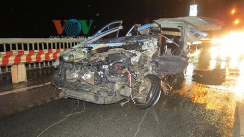 Chiếc taxi vỡ nát sau cú va chạm.