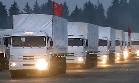 Ðoàn xe chở hàng viện trợ nhân đạo của Nga tới U-crai-na. Ảnh ROI-TƠ