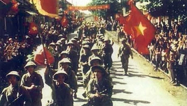 Cảnh trong phim Việt Nam (Việt Nam trên đường thắng lợi) của đạo diễn Rô-man Các-men.