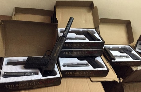 Phát hiện 108 khẩu súng đồ chơi bằng kim loại