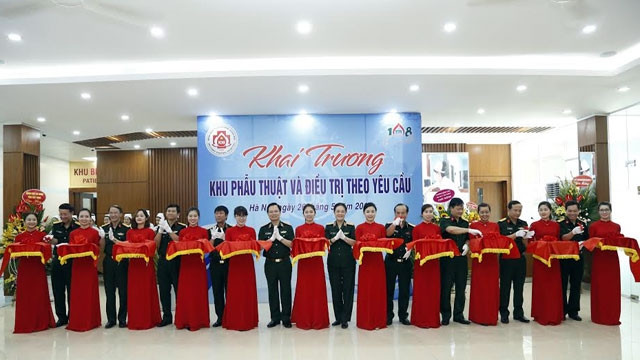 Đại diện Ban Giám đốc Bệnh viện T.Ư Quân đội 108 cùng đại diện các cơ quan Bộ Quốc phòng cắt băng khai trương Khu phẫu thuật và điều trị theo yêu cầu.