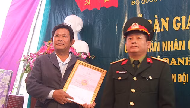 Hình ảnh tại Lễ trao tặng Nhà tình nghĩa.