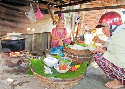 Kiểu ngồi ăn mì đậm chất Quảng.