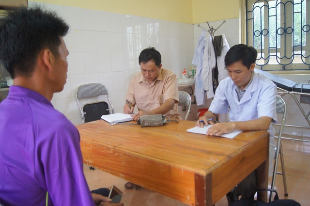 Các bác sĩ thăm, khám cho bệnh nhân ở huyện Na Rì. 