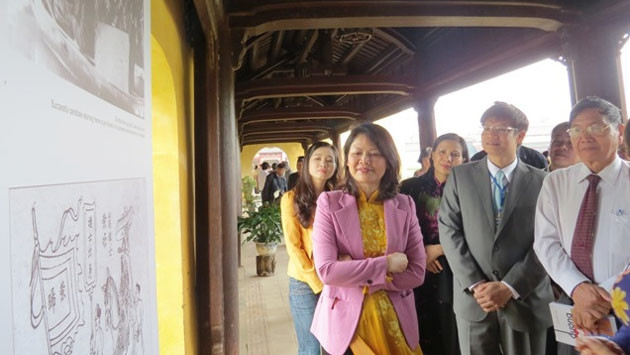 Các dại biểu tham quan triển lãm sáng 22-11.