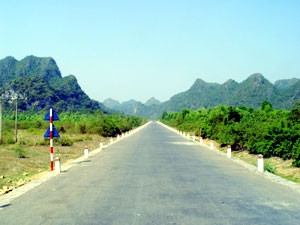 Con đường xuyên đảo Hải Phòng - Cát Bà.