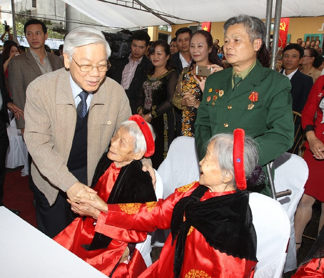 Tổng Bí thư Nguyễn Phú Trọng với cán bộ, nhân dân xóm Thanh Xuyên 4, xã Trung Thành (Phổ Yên, Thái Nguyên).