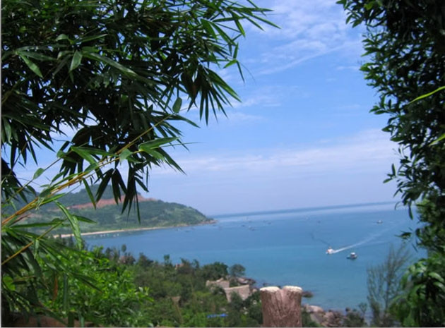 Từ Sơn Trà nhìn xuống biển.