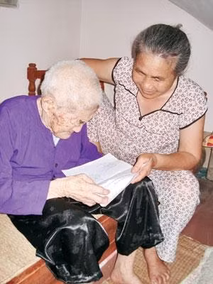Gia đình liệt sĩ Nguyễn Thị Sặng xúc động khi nhận kết quả giám định ADN hài cốt liệt sĩ.