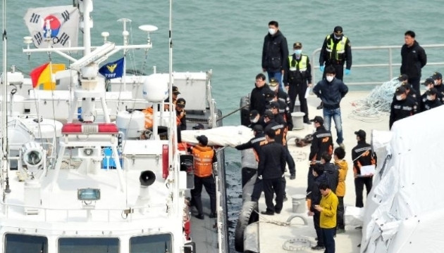 Các nhân viên cứu hộ Hàn Quốc đưa thi thể một nạn nhân được tìm thấy trên phà SEWOL, từ tàu của Lực lượng phòng vệ bờ biển Hàn Quốc tại một cảng của Jindo, Hàn Quốc, ngày 22-4-2014. (Ảnh: AFP)
