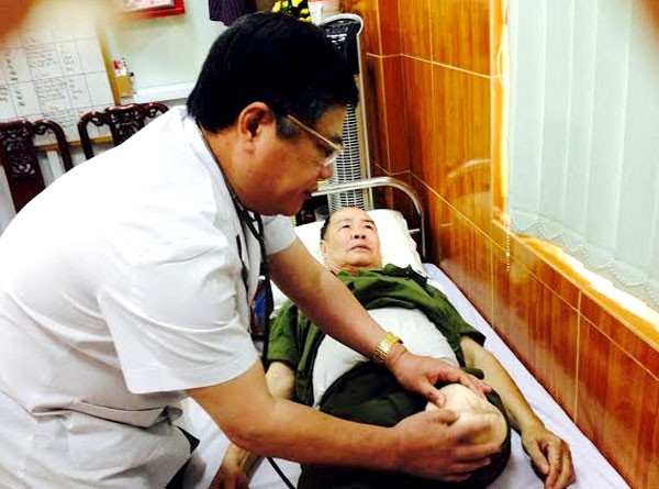 Bác sĩ Phạm Thành Vận thăm khám cho ông Hoàng Văn Tốt (69 tuổi), thương binh hạng 1/4.