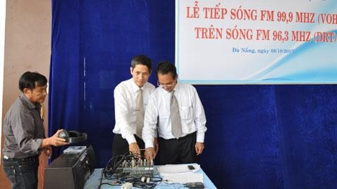 Đại diện DRT và VOH cùng nhấn nút hòa sóng.