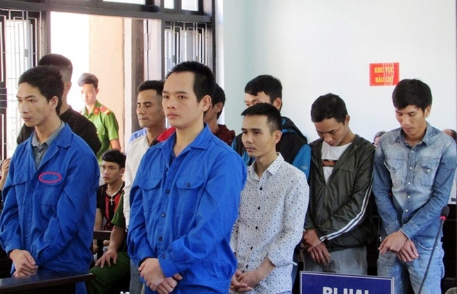 Các bị cáo tại phiên tòa (bị cáo Thanh áo màu xanh, đứng hàng đầu tiên phía bên trái).