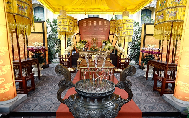 Kính cáo trời đất ở sân điện Kinh Thiên (Hoàng thành Thăng Long).