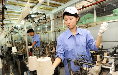 Tham gia bảo hiểm xã hội để bảo đảm quyền lợi của người lao động (Ảnh minh họa: Trần Hải).