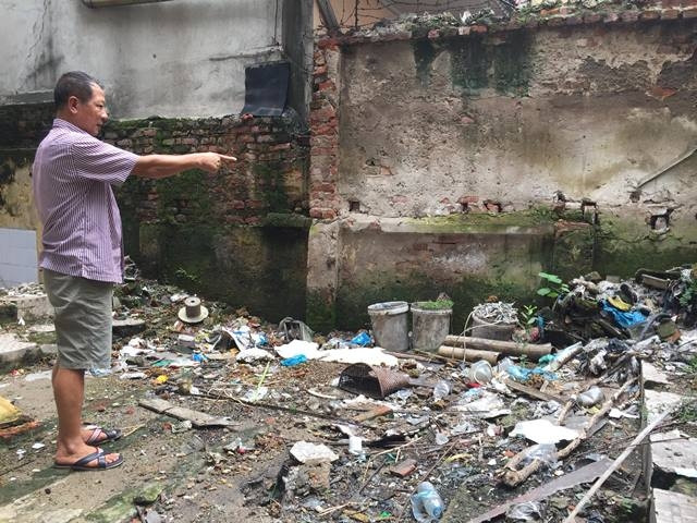 Ông Hoàng Đức Độ, Tổ trưởng tổ dân phố 9, phường Quốc Tử Giám bức xúc trước khu đất trống chưa được chính quyền tiến hành xây dựng nhà sinh hoạt cộng đồng.