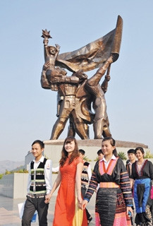 Bên tượng đài chiến thắng Ðiện Biên Phủ.        Ảnh: Ðăng Khoa