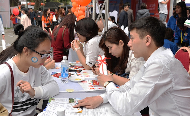 Thí sinh tìm hiểu thông tin trong Ngày hội tuyển sinh 