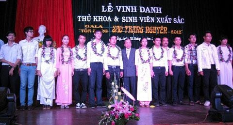 Đà Nẵng : Vinh danh gần 50 Thủ khoa, Sinh viên xuất sắc năm 2012