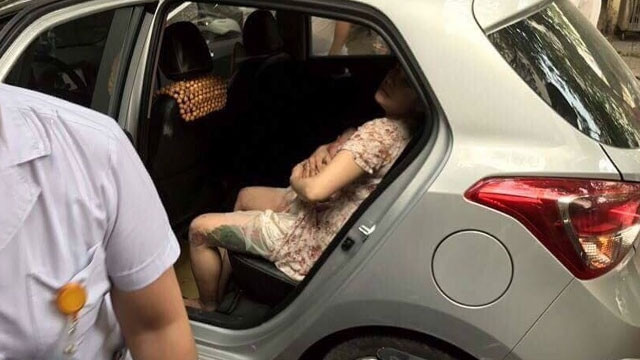 Xe cảnh sát hộ tống sản phụ đến bệnh viện an toàn.