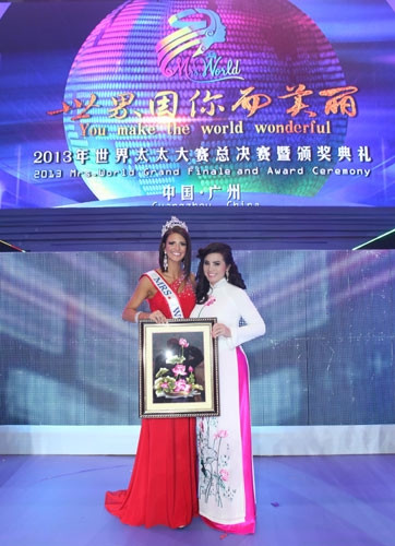 Đệ nhất Hoa hậu Quý bà Thế giới Đoàn Thị Kim Hồng, thành viên Ban giám khảo, tặng tranh thêu Việt Nam cho Mrs World 2013.