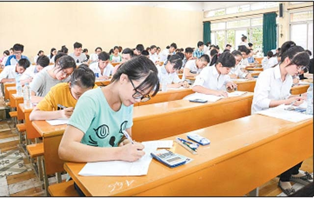 Thí sinh làm bài thi môn Toán tại cụm thi số 1, Trường đại học Bách khoa Hà Nội. ẢNH: DUY LINH