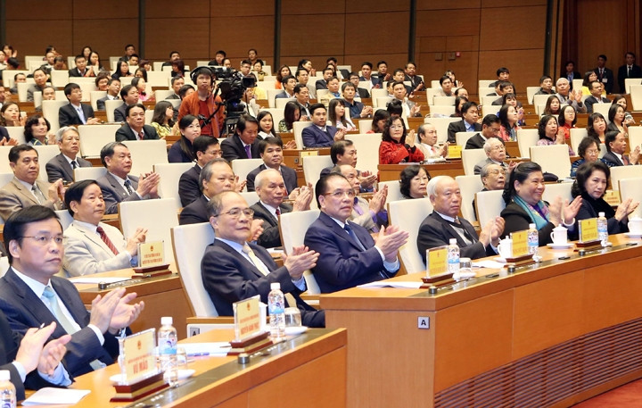 Chủ tịch QH Nguyễn Sinh Hùng, các đồng chí lãnh đạo, nguyên lãnh đạo Đảng, Nhà nước tại buổi lễ.         Ảnh: NHAN SÁNG (TTXVN)