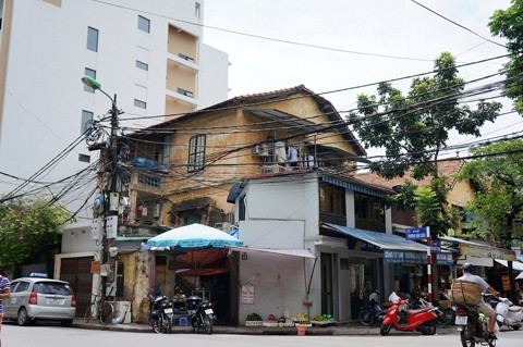 Biệt thự 45 phố Trần Quốc Toản bị biến dạng. Ảnh: ĐĂNG ANH